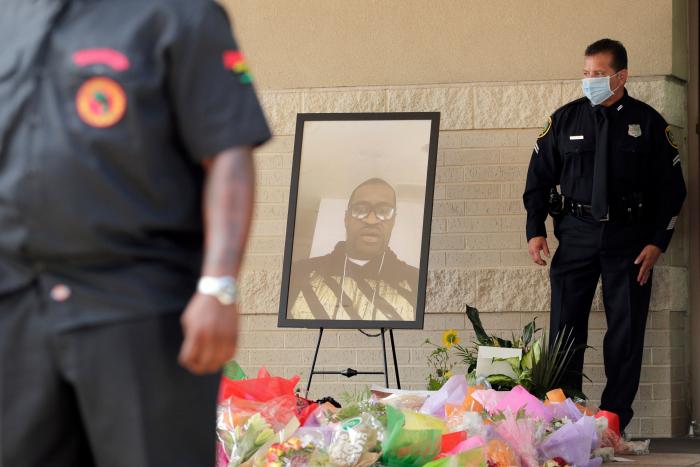 Revelan nuevas imágenes de George Floyd suplicando por su vida a la policía