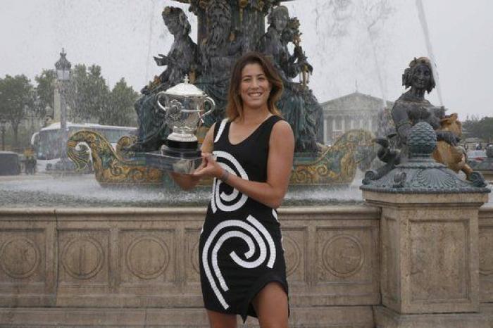 Garbiñe luce sonrisa y trofeo en París (FOTOS)