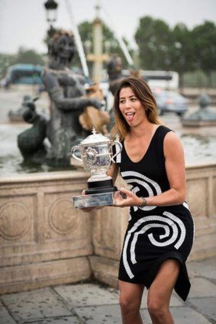 Garbiñe luce sonrisa y trofeo en París (FOTOS)