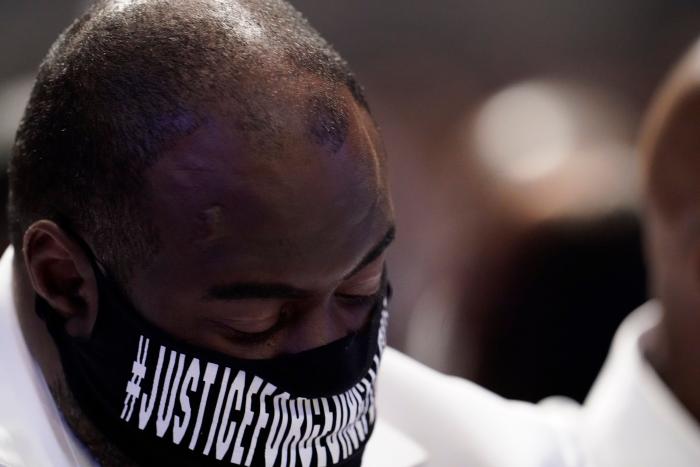 Revelan nuevas imágenes de George Floyd suplicando por su vida a la policía