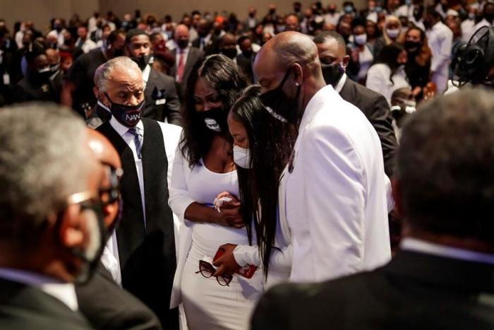 Revelan nuevas imágenes de George Floyd suplicando por su vida a la policía