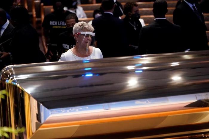 Revelan nuevas imágenes de George Floyd suplicando por su vida a la policía