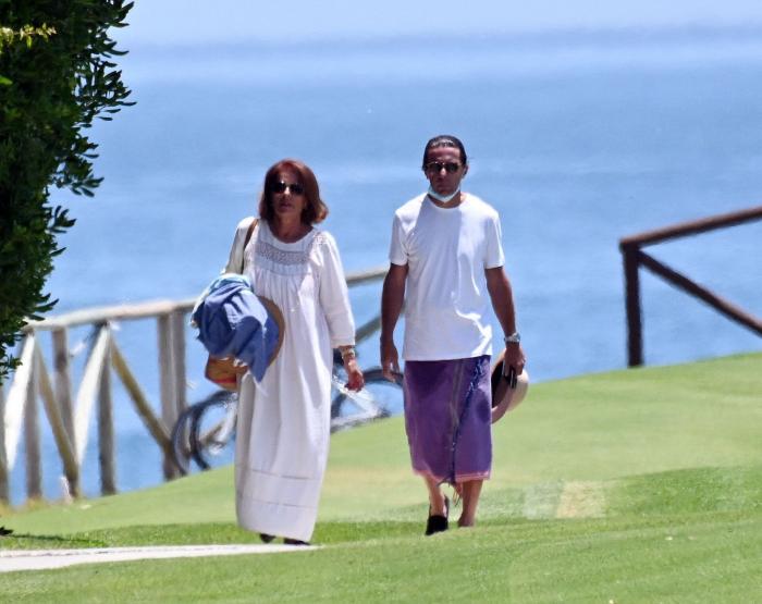 Las llamativas fotos de Aznar en Marbella: pareo como falda y mascarilla en la barbilla