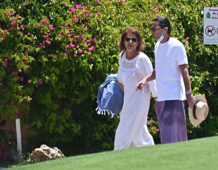 Las llamativas fotos de Aznar en Marbella: pareo como falda y mascarilla en la barbilla