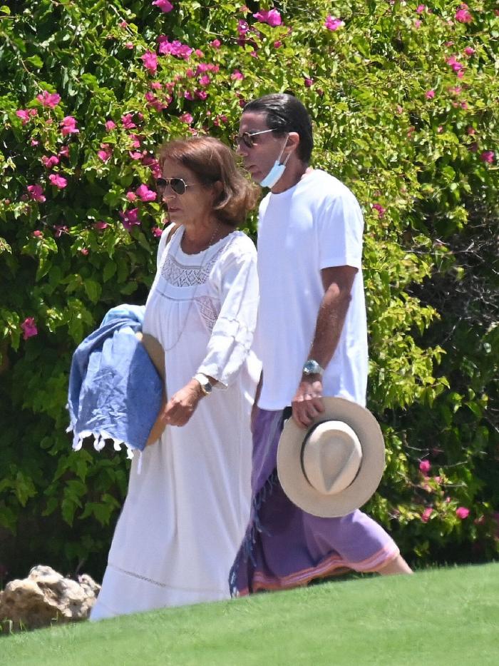 Las llamativas fotos de Aznar en Marbella: pareo como falda y mascarilla en la barbilla