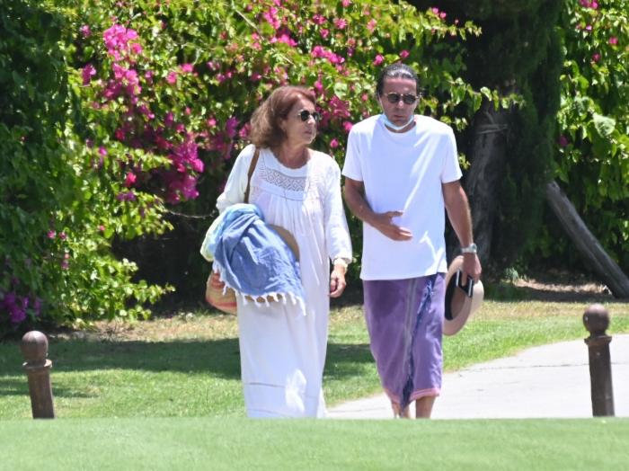 Las llamativas fotos de Aznar en Marbella: pareo como falda y mascarilla en la barbilla