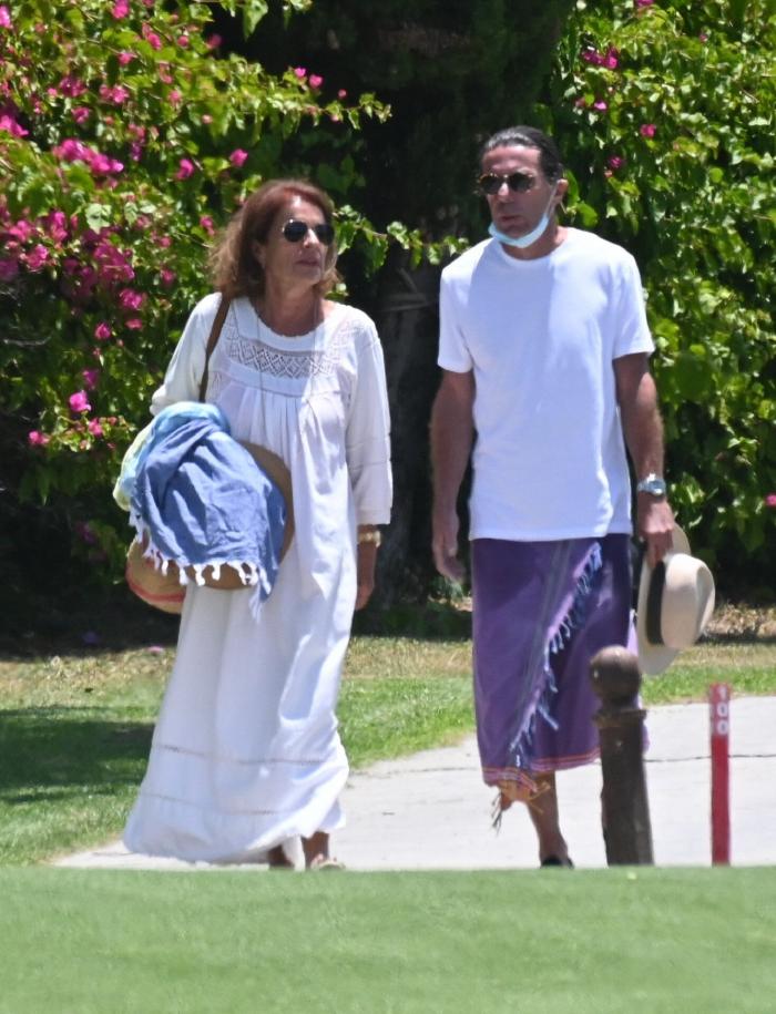 Las llamativas fotos de Aznar en Marbella: pareo como falda y mascarilla en la barbilla