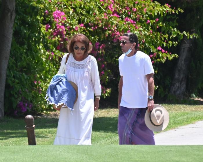 Las llamativas fotos de Aznar en Marbella: pareo como falda y mascarilla en la barbilla