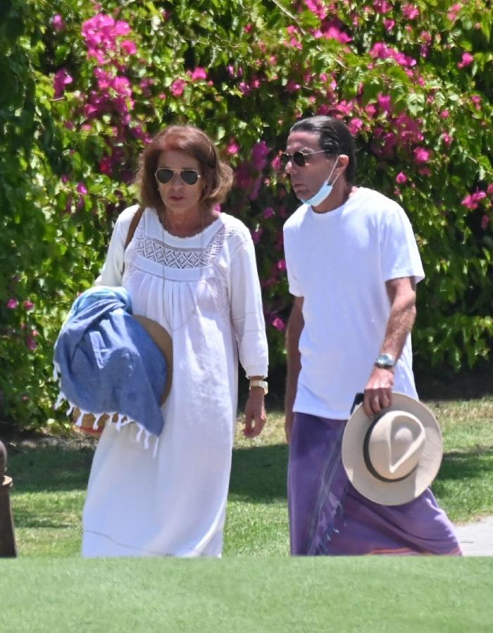 Las llamativas fotos de Aznar en Marbella: pareo como falda y mascarilla en la barbilla