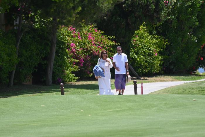 Las llamativas fotos de Aznar en Marbella: pareo como falda y mascarilla en la barbilla