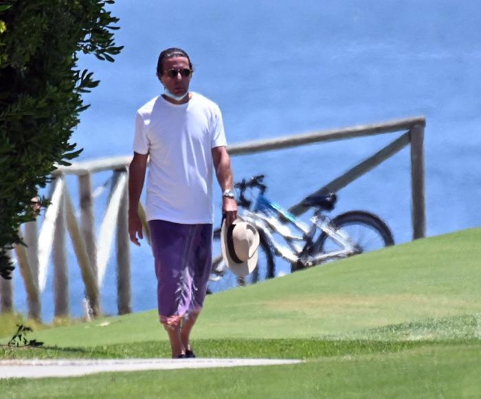 Las llamativas fotos de Aznar en Marbella: pareo como falda y mascarilla en la barbilla