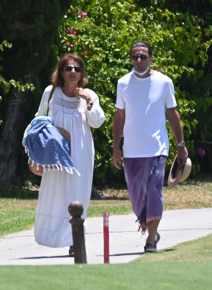 Las llamativas fotos de Aznar en Marbella: pareo como falda y mascarilla en la barbilla