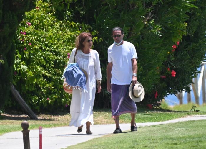 Las llamativas fotos de Aznar en Marbella: pareo como falda y mascarilla en la barbilla