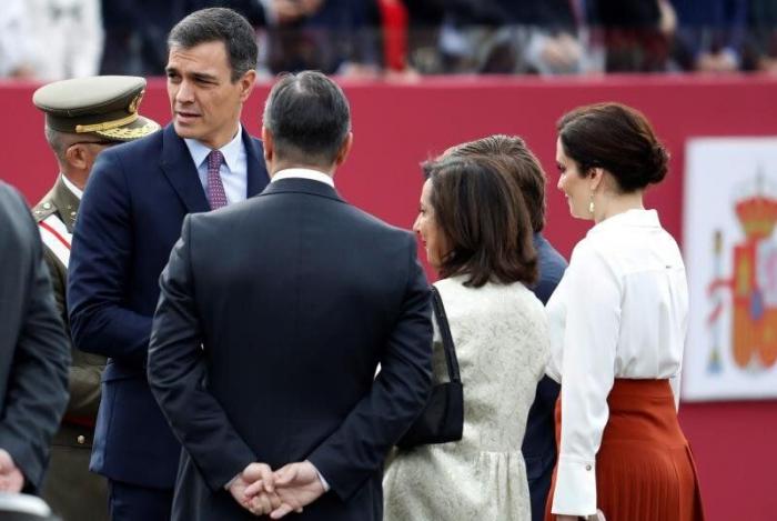 Rafael Hernando (PP) dice que el paracaidista se enganchó con la farola por el "gafe" de Pedro Sánchez