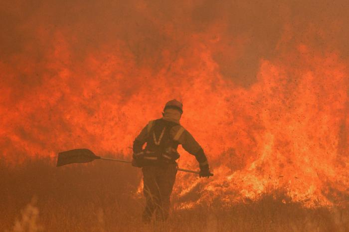 Estabilizado el incendio de Zamora, pero continúa activo y con riesgo de rebrote por el viento