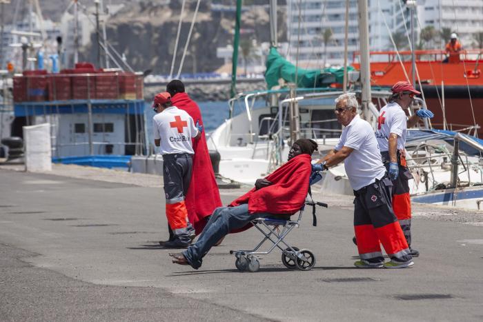 Dramático rescate en Lanzarote: ocho muertos al volcar una patera casi en la orilla