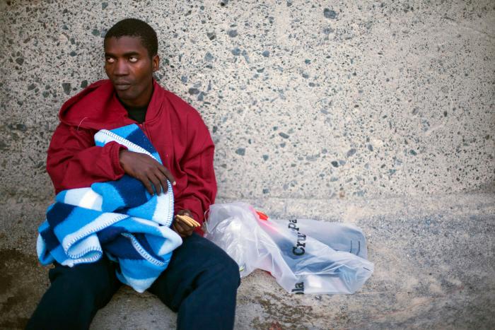 Dramático rescate en Lanzarote: ocho muertos al volcar una patera casi en la orilla