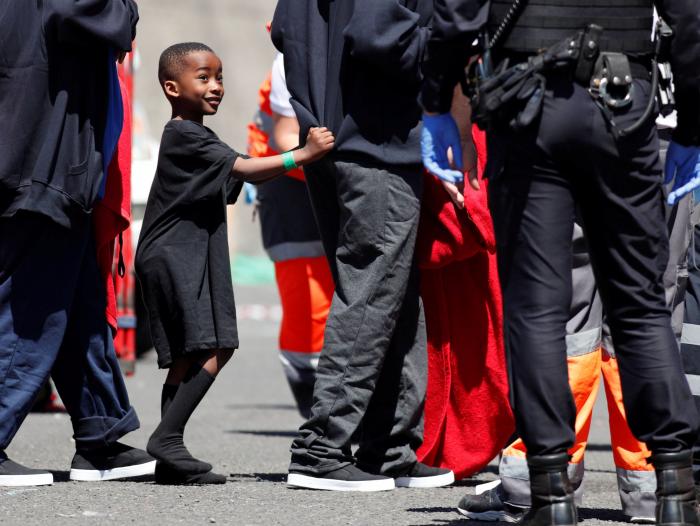 Dramático rescate en Lanzarote: ocho muertos al volcar una patera casi en la orilla
