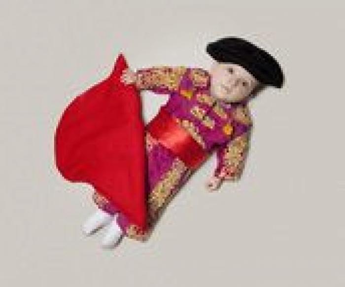 Un adulto haciendo de bebé: lo que ya no puedes hacer al dejar de ser un niño pequeño (VÍDEO)