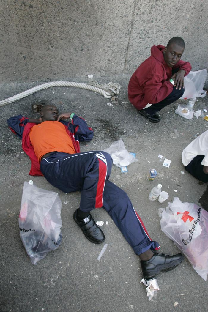 Dramático rescate en Lanzarote: ocho muertos al volcar una patera casi en la orilla