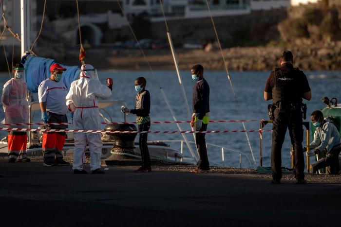 Dramático rescate en Lanzarote: ocho muertos al volcar una patera casi en la orilla