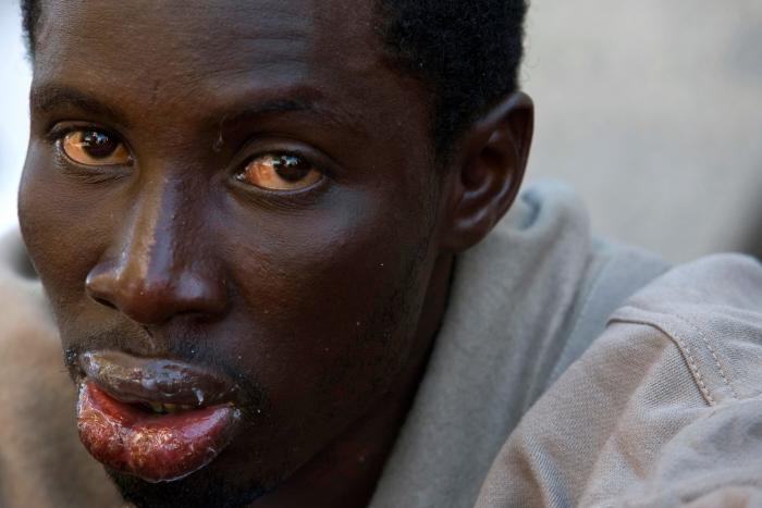 Dramático rescate en Lanzarote: ocho muertos al volcar una patera casi en la orilla