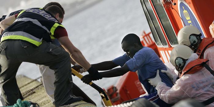 Dramático rescate en Lanzarote: ocho muertos al volcar una patera casi en la orilla