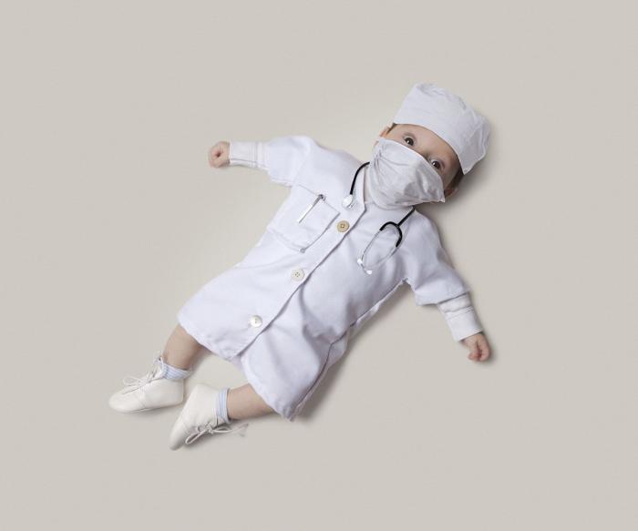 Un adulto haciendo de bebé: lo que ya no puedes hacer al dejar de ser un niño pequeño (VÍDEO)