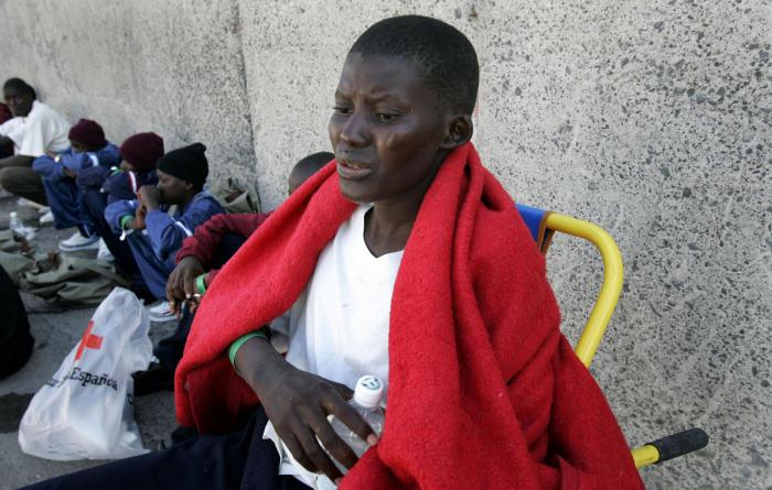 Dramático rescate en Lanzarote: ocho muertos al volcar una patera casi en la orilla