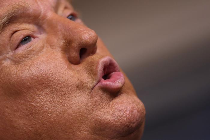 Trump, acorralado por la polémica tras invitar a cenar a un supremacista neonazi