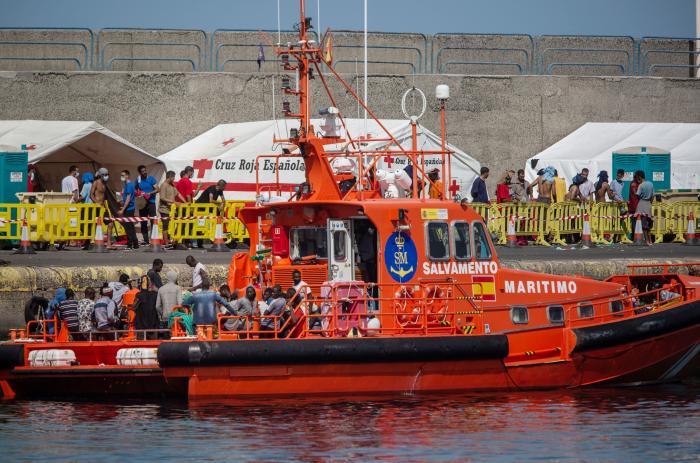 Dramático rescate en Lanzarote: ocho muertos al volcar una patera casi en la orilla