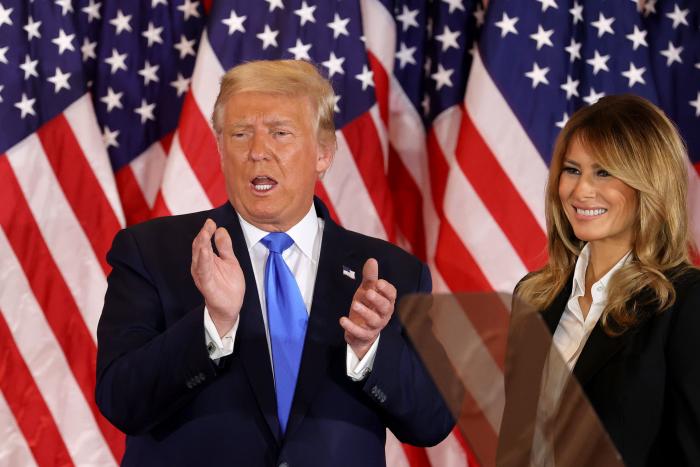 Trump, acorralado por la polémica tras invitar a cenar a un supremacista neonazi