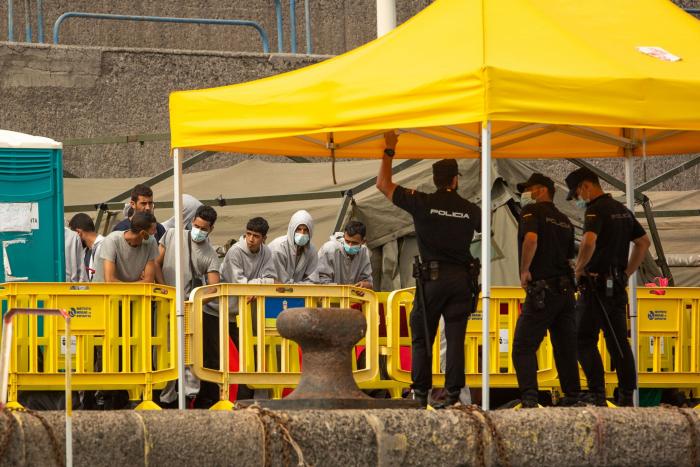 Dramático rescate en Lanzarote: ocho muertos al volcar una patera casi en la orilla