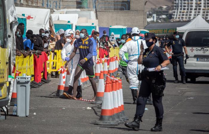 Dramático rescate en Lanzarote: ocho muertos al volcar una patera casi en la orilla