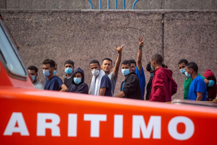 Dramático rescate en Lanzarote: ocho muertos al volcar una patera casi en la orilla