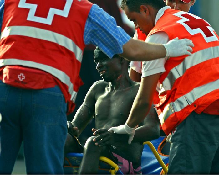 Dramático rescate en Lanzarote: ocho muertos al volcar una patera casi en la orilla