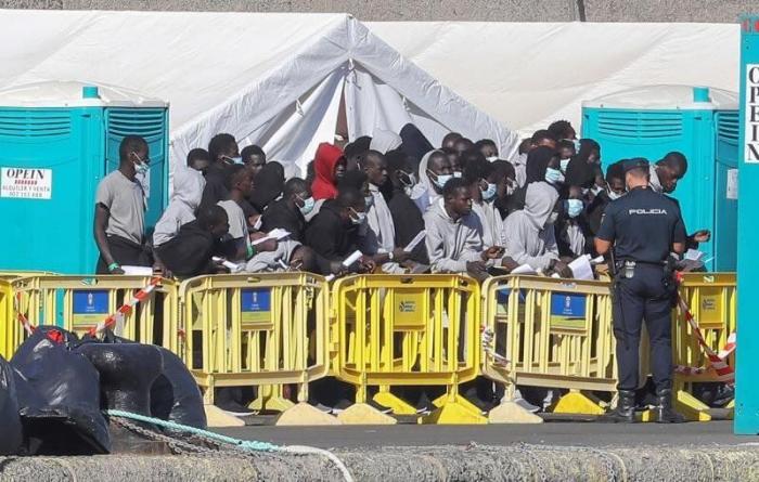 Dramático rescate en Lanzarote: ocho muertos al volcar una patera casi en la orilla