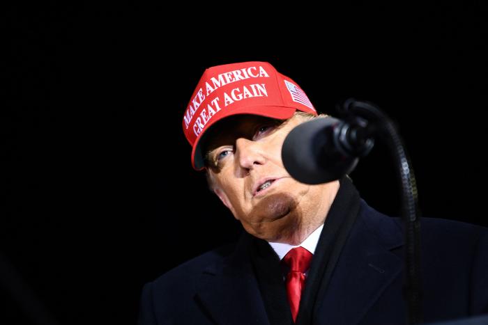 Trump, acorralado por la polémica tras invitar a cenar a un supremacista neonazi