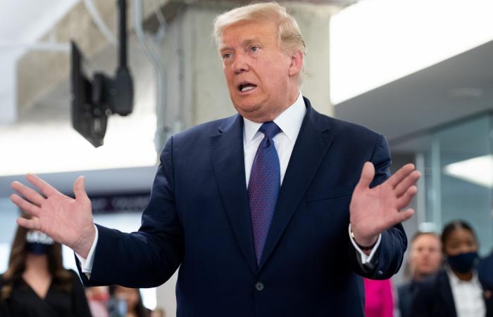 Trump, acorralado por la polémica tras invitar a cenar a un supremacista neonazi