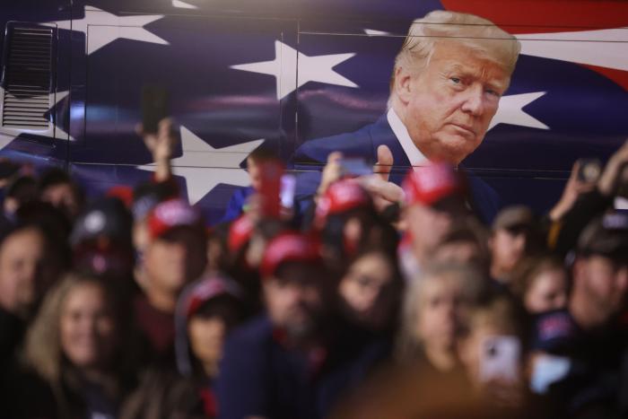 Trump, acorralado por la polémica tras invitar a cenar a un supremacista neonazi