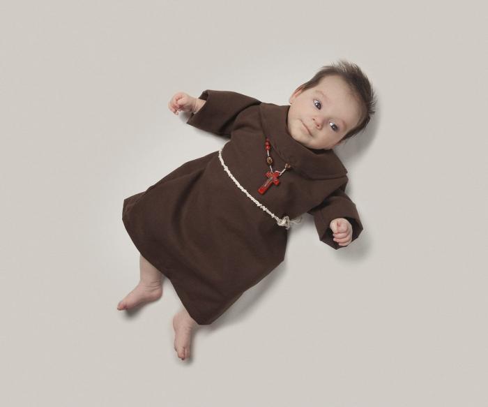 Un adulto haciendo de bebé: lo que ya no puedes hacer al dejar de ser un niño pequeño (VÍDEO)