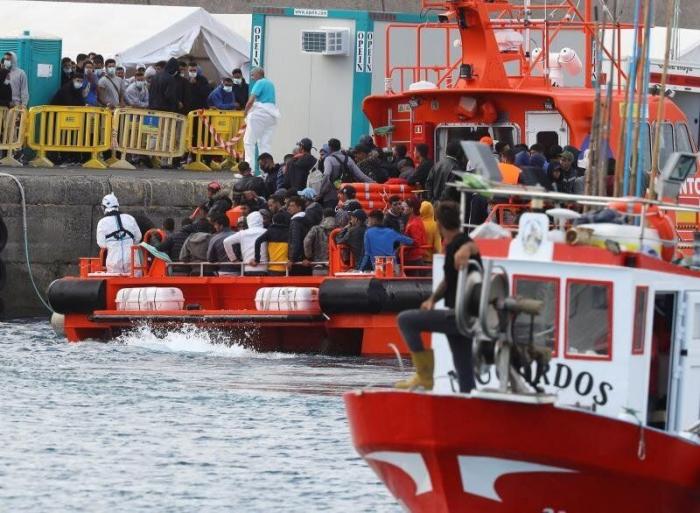 Dramático rescate en Lanzarote: ocho muertos al volcar una patera casi en la orilla