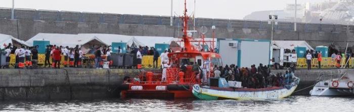Dramático rescate en Lanzarote: ocho muertos al volcar una patera casi en la orilla