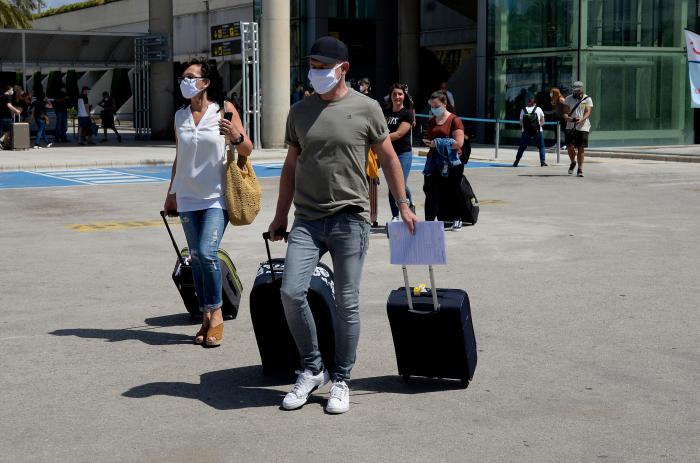 Se mantienen las muertes, suben los contagios