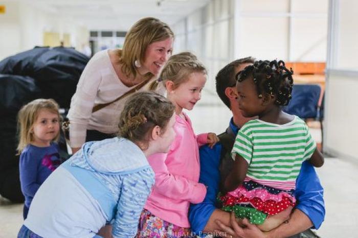 Fraude, trata y robo: Países Bajos suspende las adopciones internacionales por irregularidades