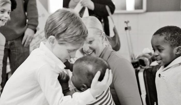 Fraude, trata y robo: Países Bajos suspende las adopciones internacionales por irregularidades