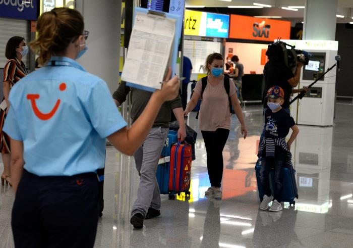 Se mantienen las muertes, suben los contagios