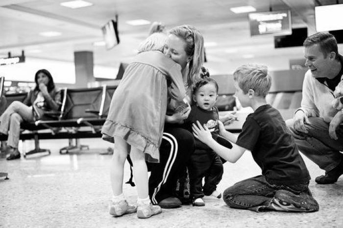 Fraude, trata y robo: Países Bajos suspende las adopciones internacionales por irregularidades