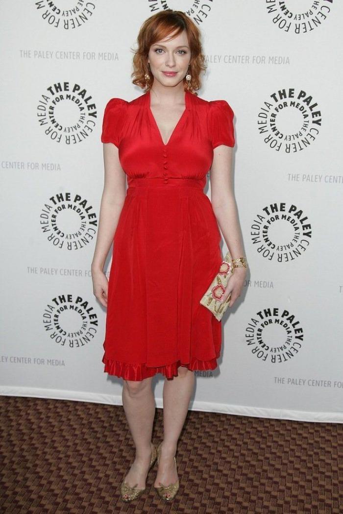 Pérez Reverte indigna en Twitter por su columna sobre Christina Hendricks: "Ya saben. La de las tetas grandes"