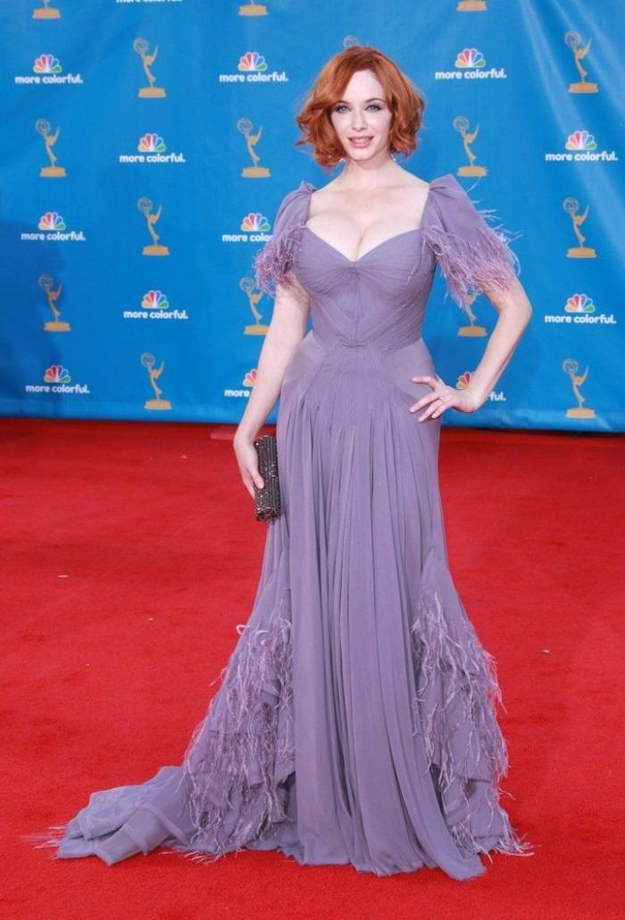 Pérez Reverte indigna en Twitter por su columna sobre Christina Hendricks: "Ya saben. La de las tetas grandes"